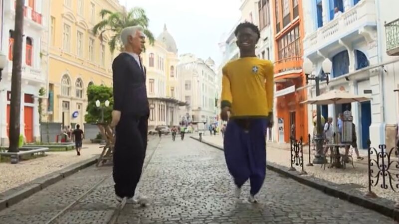 Bonecos gigantes de Ancelotti e Vini Jr batem bola e fazem embaixadinhas em Olinda; assista