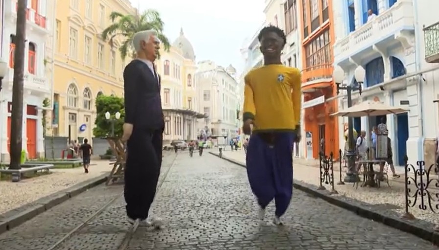 Bonecos gigantes de Ancelotti e Vini Jr batem bola e fazem embaixadinhas em Olinda; assista