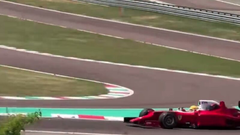 Hamilton pilota Ferrari de três lugares na pista de Fiorano; veja