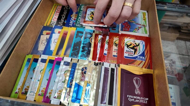 Colecionador impressiona com álbuns raros da Copa, pacotinhos fechados e item de até R$ 20 mil