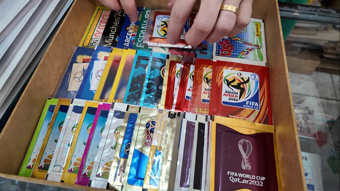 Colecionador impressiona com álbuns raros da Copa, pacotinhos fechados e item de até R$ 20 mil