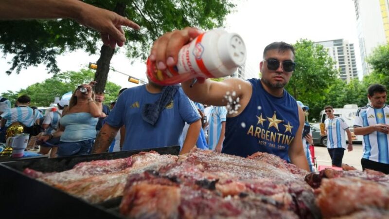 Asado ou barbecue? Copa reacende disputa entre argentinos e texanos sobre quem faz a melhor carne