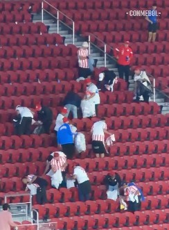 Japão fez escola? Torcedores do Paraguai limpam estádio após vitória contra a Turquia; veja