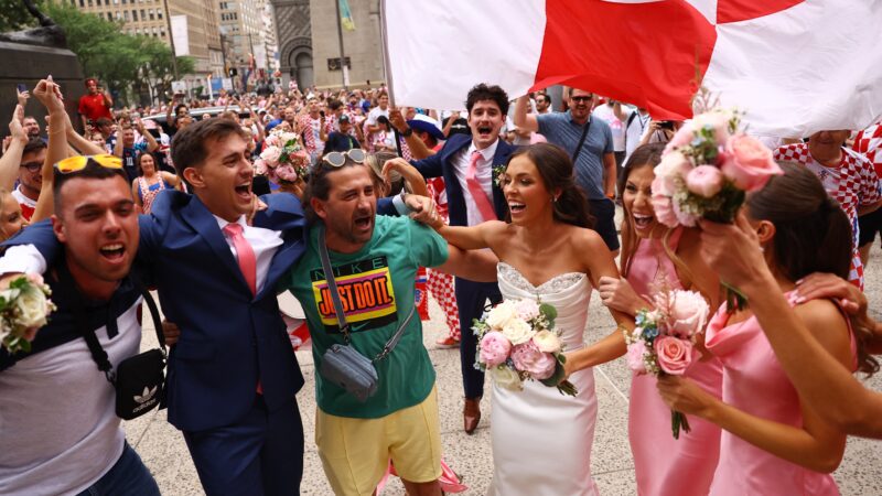 Torcedores da Croácia desfilam em Filadélfia e participam até de casamento