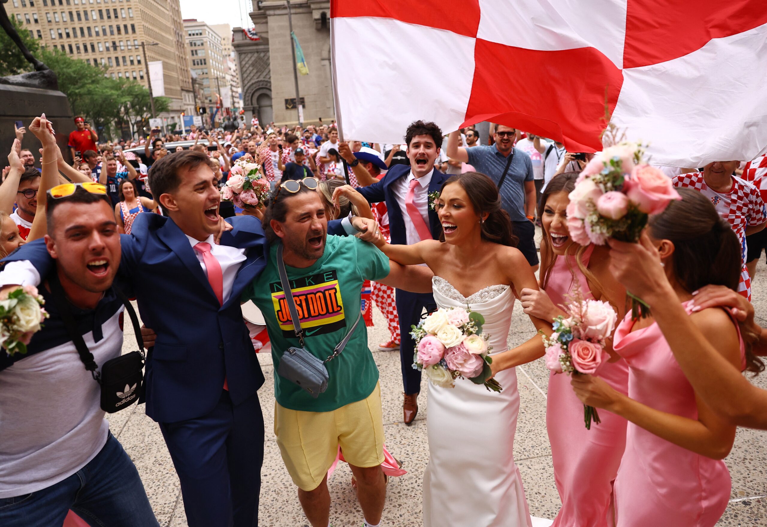 Torcedores da Croácia desfilam em Filadélfia e participam até de casamento