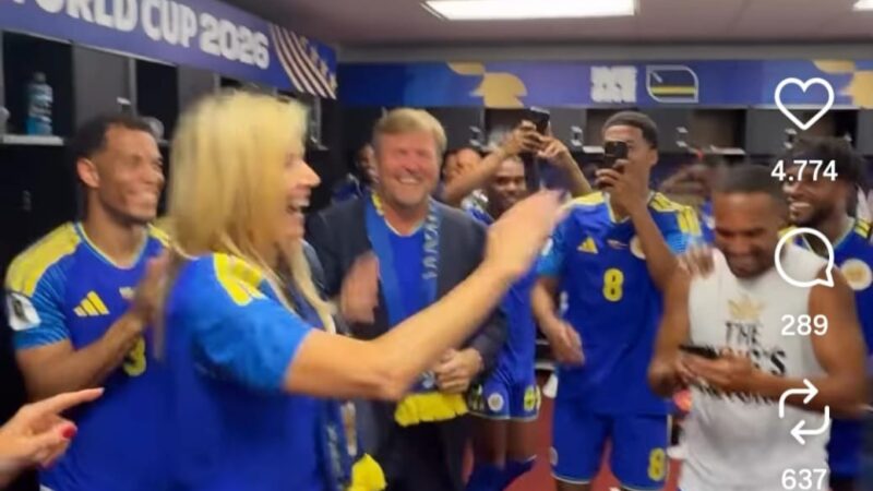 Vídeo: rei e rainha da Holanda dançam com jogadores de Curaçao em vestiário após empate histórico