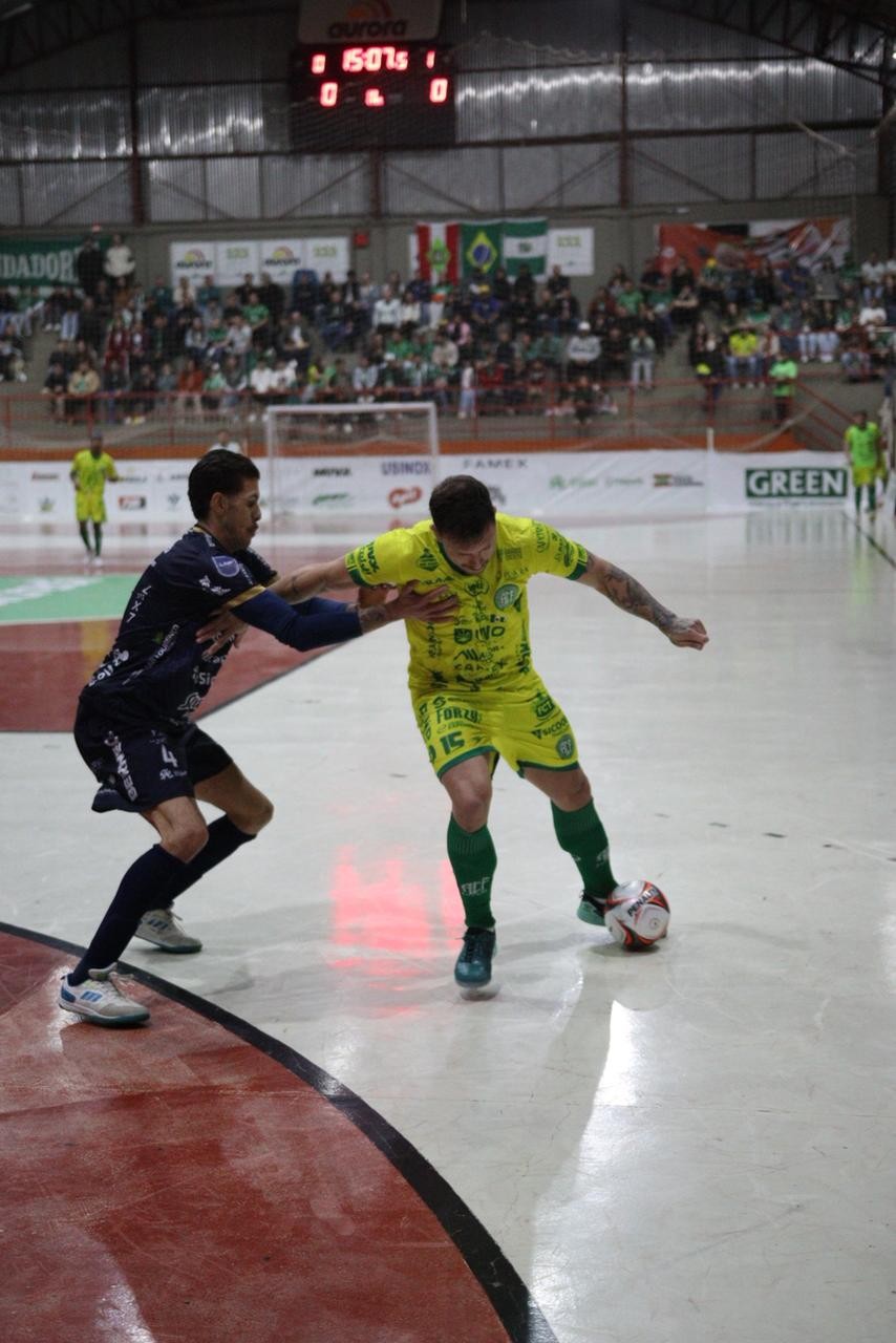 São Lourenço vence a Chapecoense e segue na briga pela liderança da Série Ouro