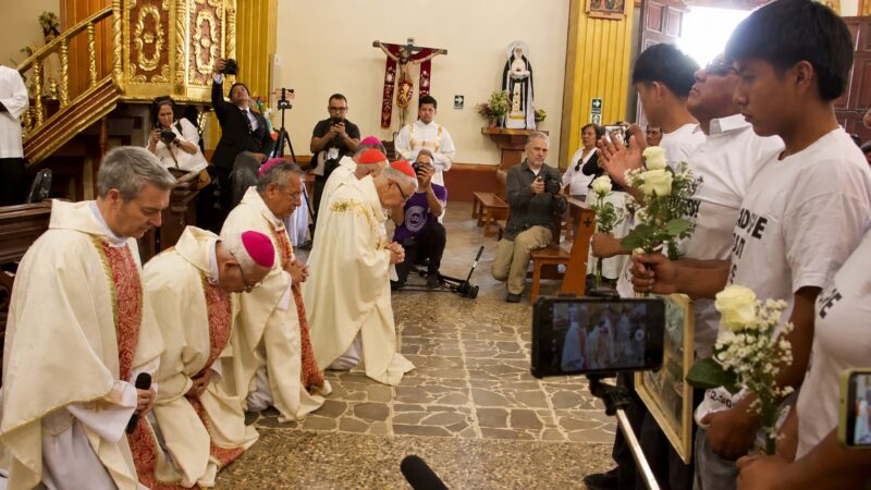 As desculpas de joelho que o Vaticano fez a povoado no Peru: ‘Fizeram o que queriam conosco porque somos pobres’
