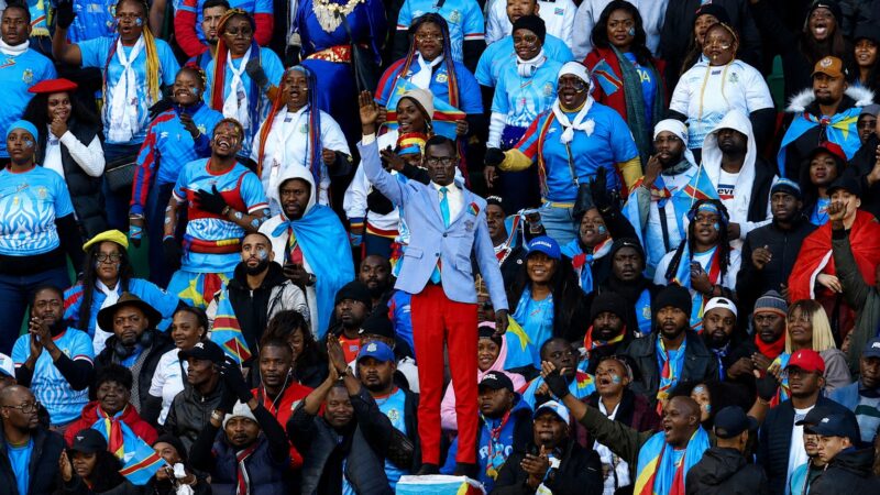 Após ficar fora da primeira partida, torcedor da RD Congo que fica imóvel durante os jogos estreiará na Copa; entenda quem é