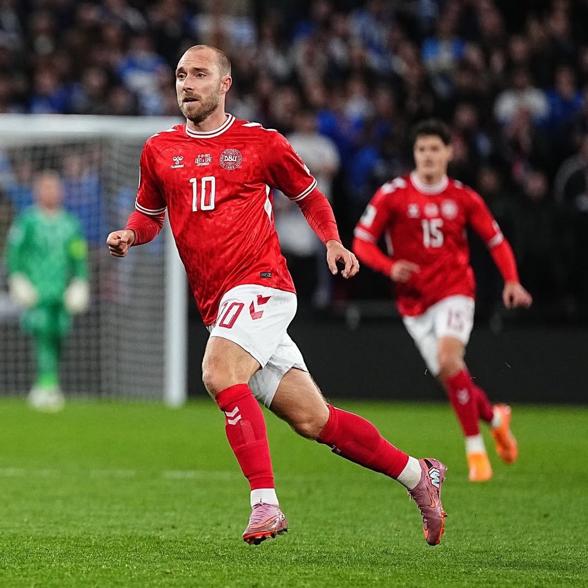 Dinamarquês Christian Eriksen desmaia em partida contra a Ucrânia; jogador já precisou ser reanimado durante jogo em 2021