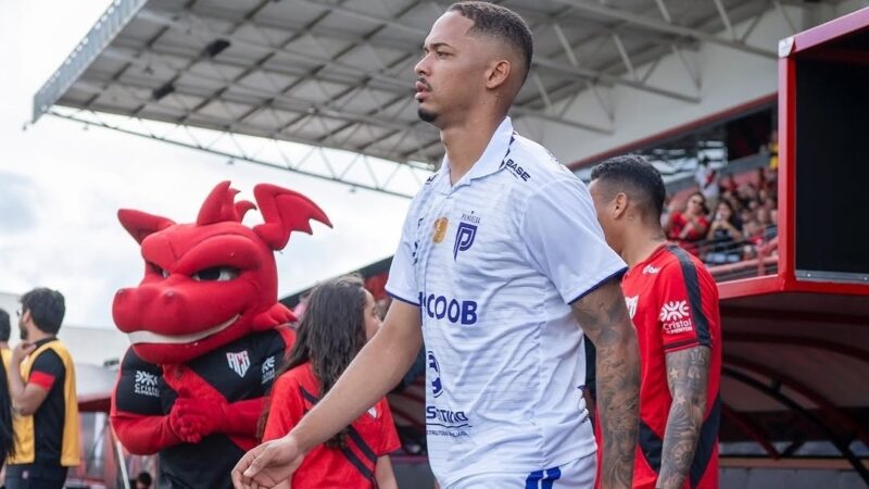 Vila Nova contrata zagueiro Breno e atacante Caíque Jesus