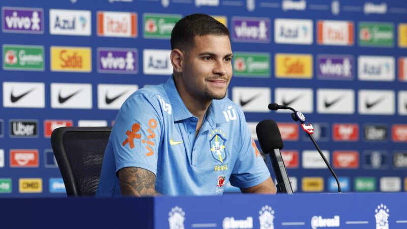 Bruno Guimarães posta mensagem à torcida antes da estreia na Copa: “Vamos com tudo”