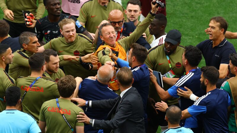 Canadá x Catar termina com confusão entre comissões técnicas; veja imagens