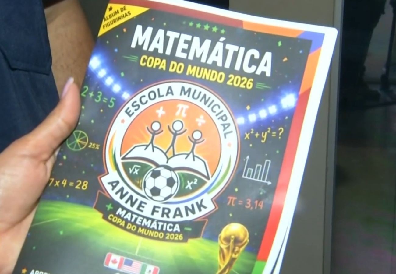 Em clima de Copa, professor cria álbum de figurinhas para engajar alunos e facilitar o ensino; VÍDEO