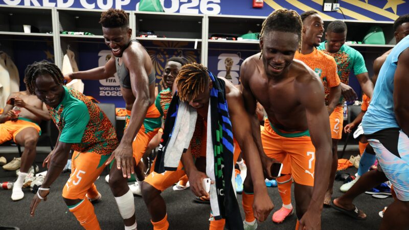 Jogadores da Costa do Marfim comemoram vitória sobre o Equador com dança no vestiário