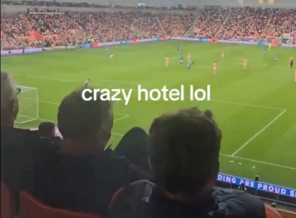 Hotel dentro de estádio de futebol viraliza com vista inusitada da janela dos quartos; VÍDEO
