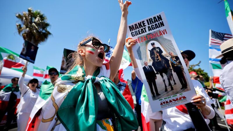 Iranianos exibem bandeiras de protesto durante estreia do Irã na Copa do Mundo