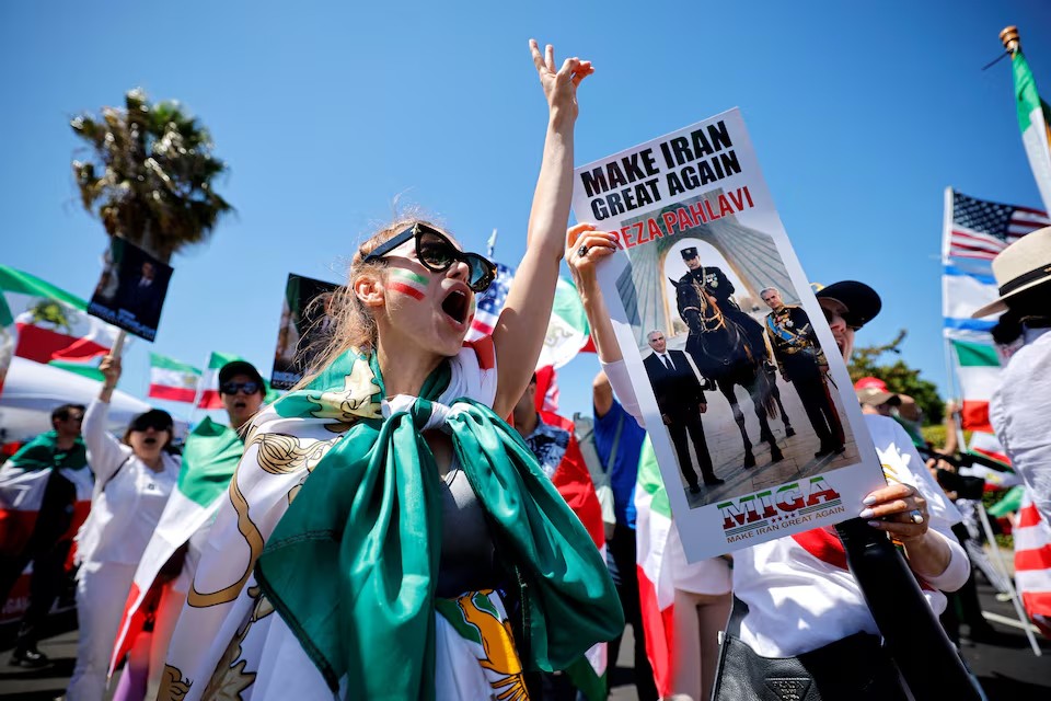 Iranianos exibem bandeiras de protesto durante estreia do Irã na Copa do Mundo