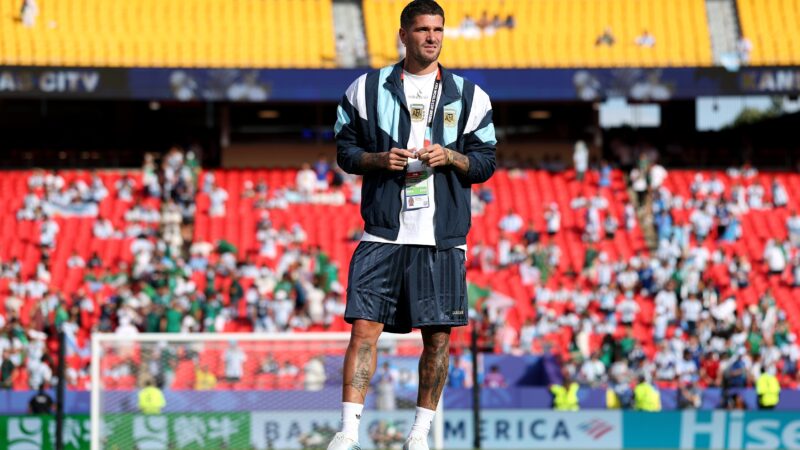 Superstição? De Paul e Paredes repetem “ritual das balinhas” da Copa de 2022