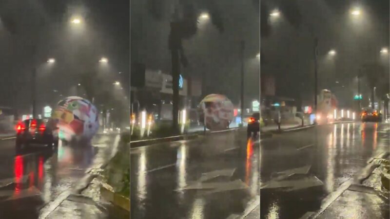 ‘Clima’ de Copa: bola de futebol gigante rola nas ruas de El Salvador durante tempestade; VÍDEO