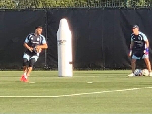 Dibu Martínez faz treino com apenas uma mão na Argentina