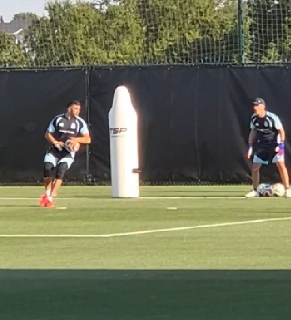 Dibu Martínez faz treino com apenas uma mão na Argentina