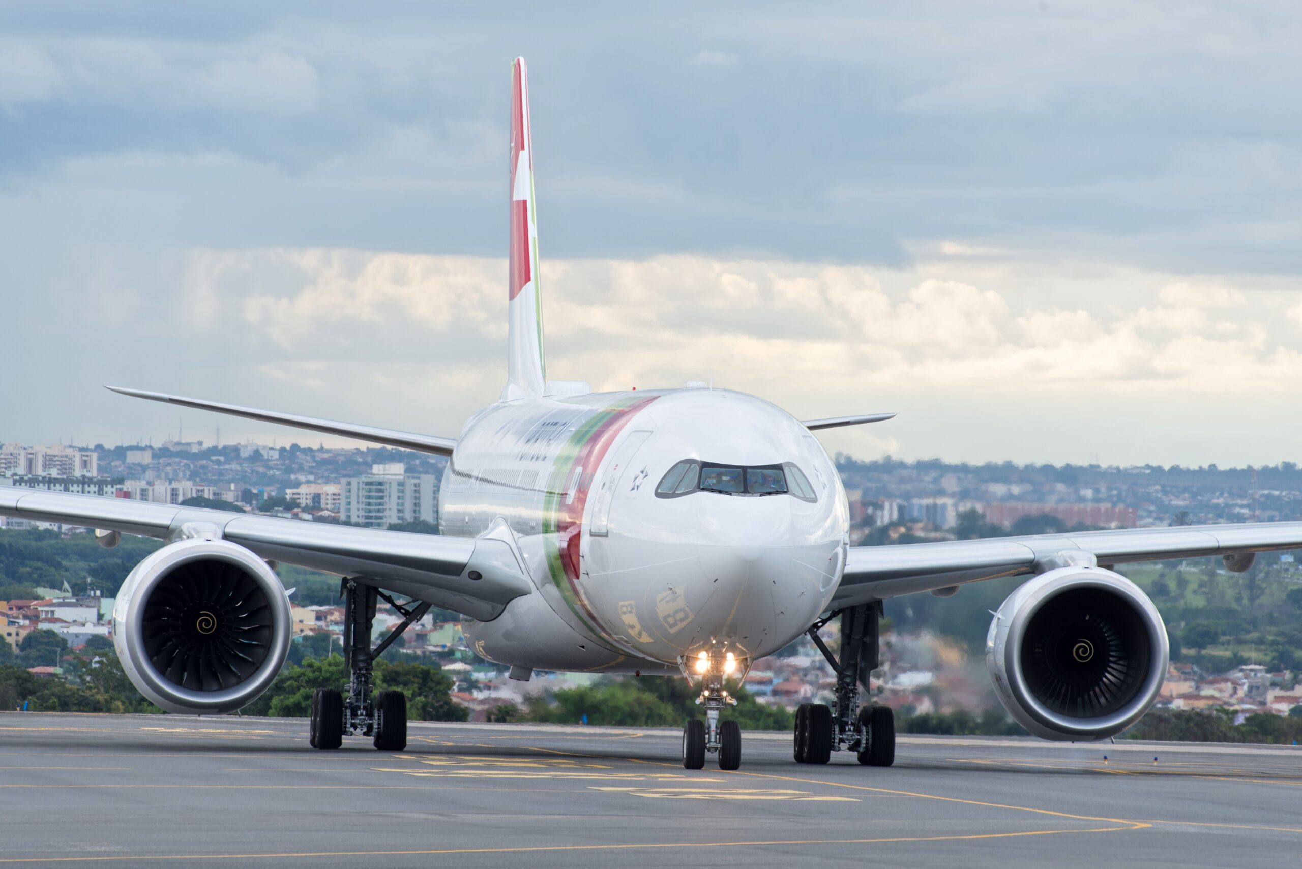 Companhias aéreas cancelam voos para Portugal após anúncio de greve geral; veja os afetados