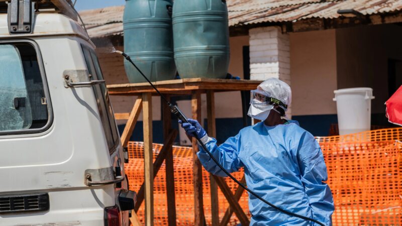 No epicentro do ebola, profissionais de saúde trabalham com pouca remuneração e quase sem descanso