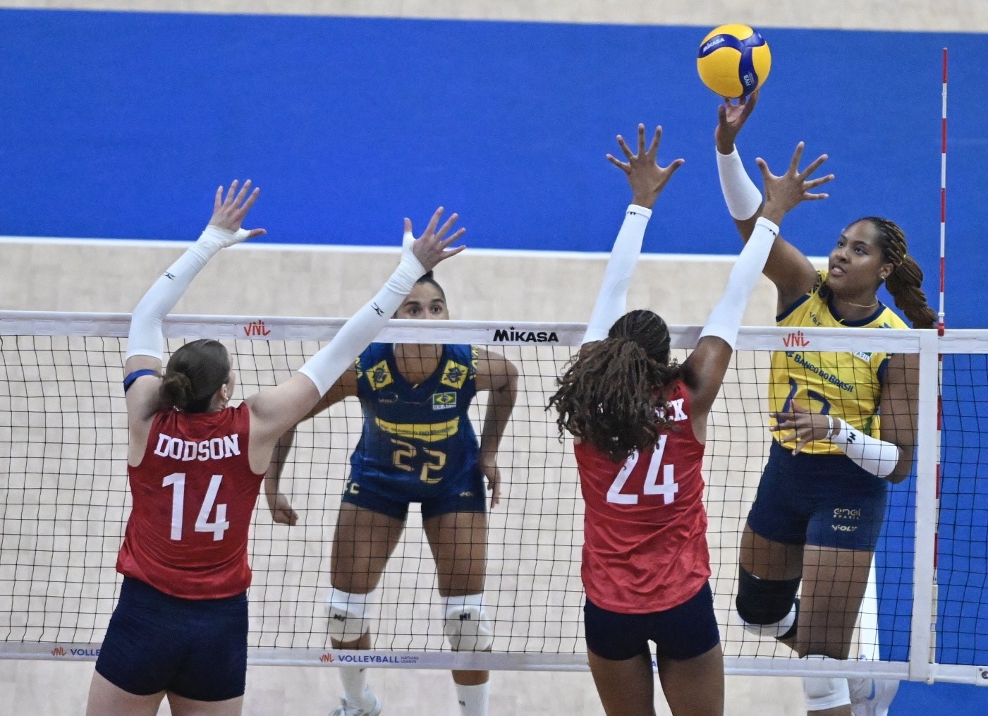 Seleção dos EUA de vôlei critica teste genético obrigatório do COI: “Atletas merecem dignidade”