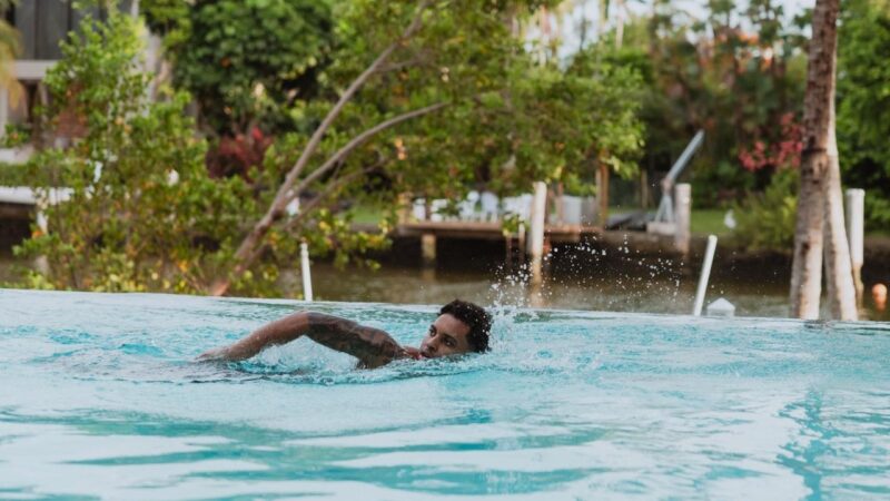 Rodrygo, do Real Madrid, inicia atividades na piscina: “Me sinto muito forte”; veja fotos