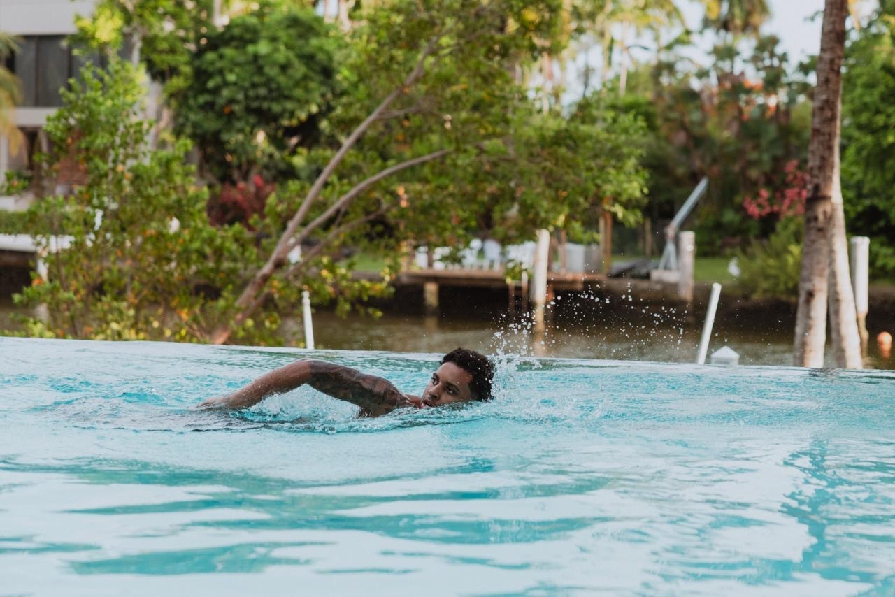 Rodrygo, do Real Madrid, inicia atividades na piscina: “Me sinto muito forte”; veja fotos