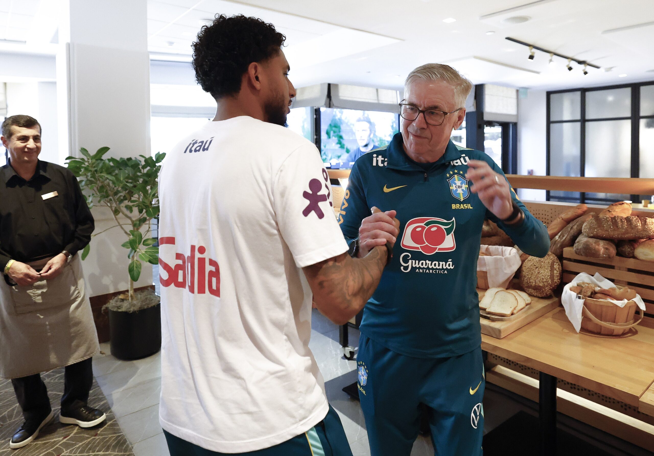 Agente conta bastidores de acordo de Éderson com United e revela mudança de planos por Copa