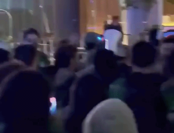 Mexicanos promovem buzinaço em frente ao hotel do Equador na véspera de jogo da Copa; veja