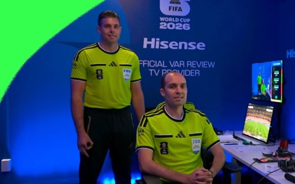 Fifa inocenta juiz de VAR da Copa por suposto gesto racista; entenda a polêmica