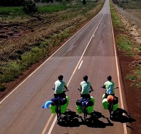 De Gualeguaychú a Kansas: argentinos viajam 17 mil km de bicicleta para ver a seleção na Copa