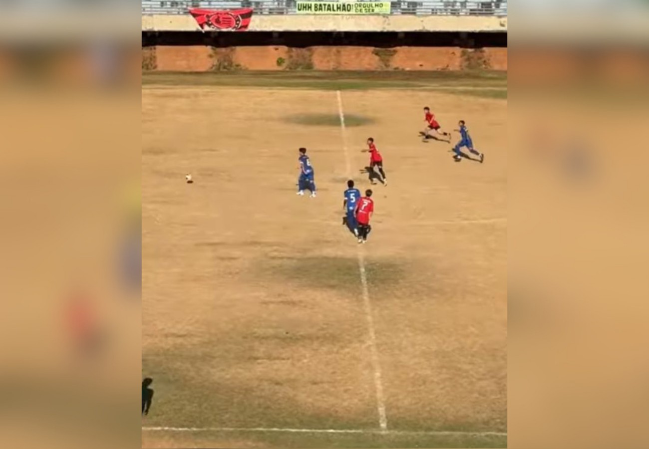 Situação do gramado do estádio Domingos Santos, em Palmas, gera críticas; veja imagens