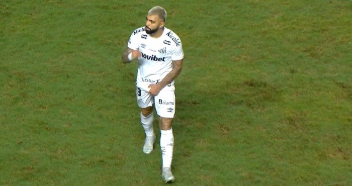 Jornal espanhol critica expulsão de Gabigol após gesto obsceno em vitória do Santos: “Inacreditável”