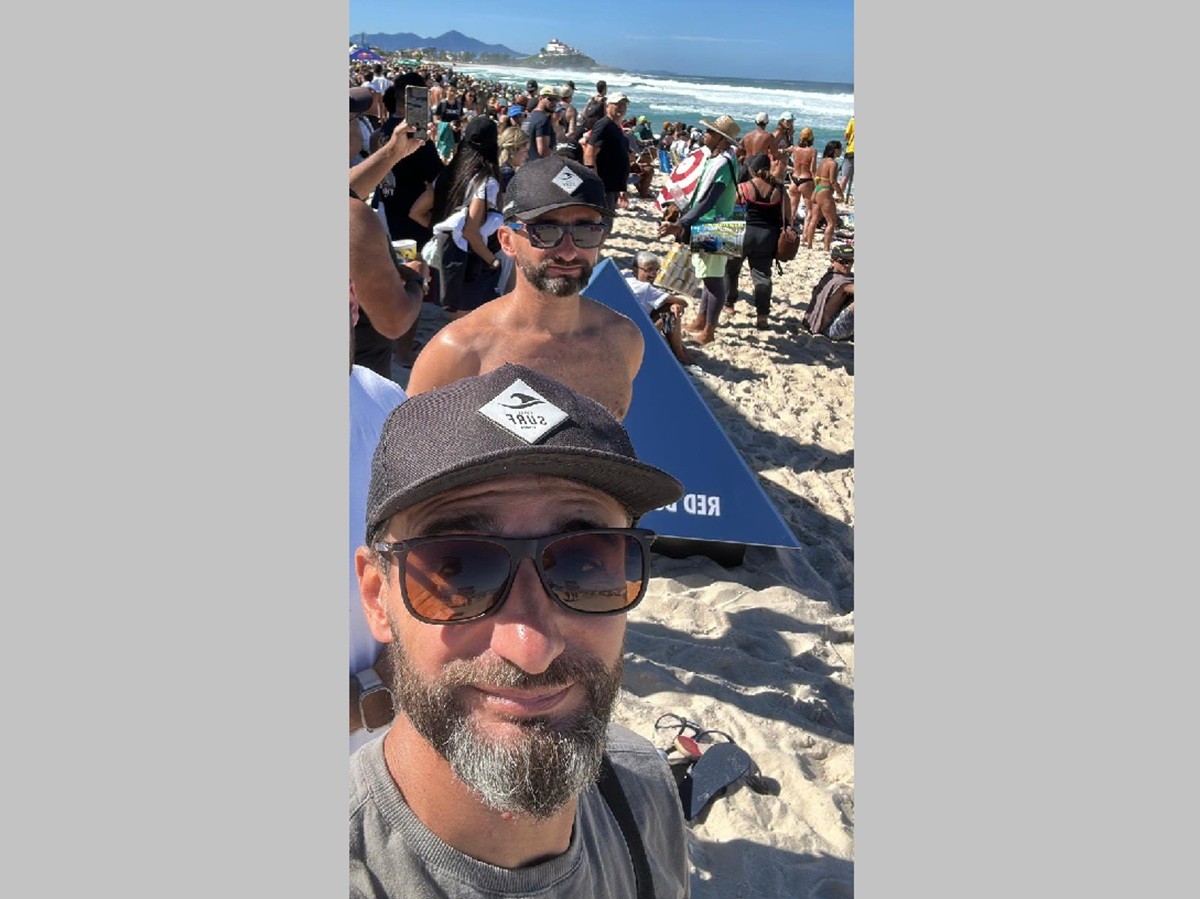 De Florianópolis para Saquarema: irmãos gêmeos cruzam mais de mil quilômetros para acompanhar etapa do Mundial de Surfe