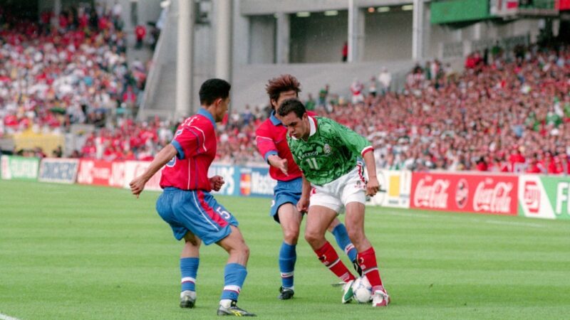 “Drible do Canguru”: o dia em que ídolo do México criou lance icônico na Copa contra a Coreia do Sul