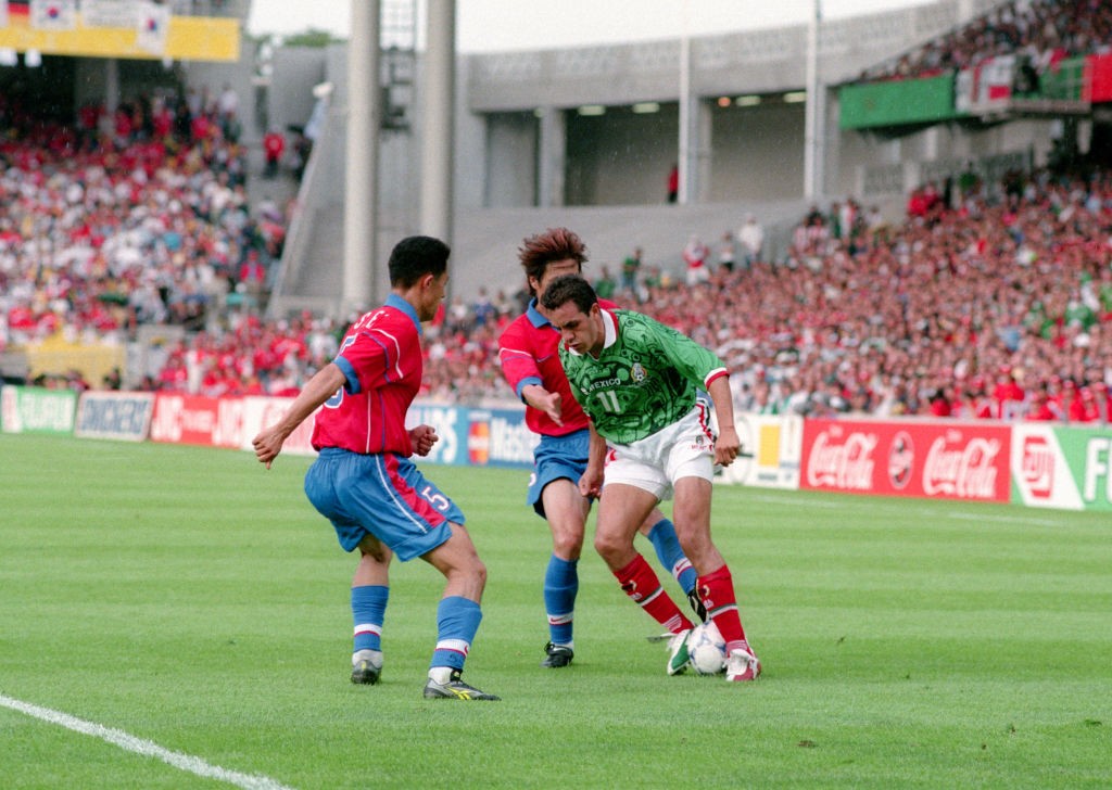 “Drible do Canguru”: o dia em que ídolo do México criou lance icônico na Copa contra a Coreia do Sul