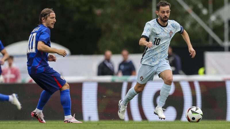 Bernardo Silva revela idolatria por Modric: “Uma das camisas mais especiais que tenho em casa”