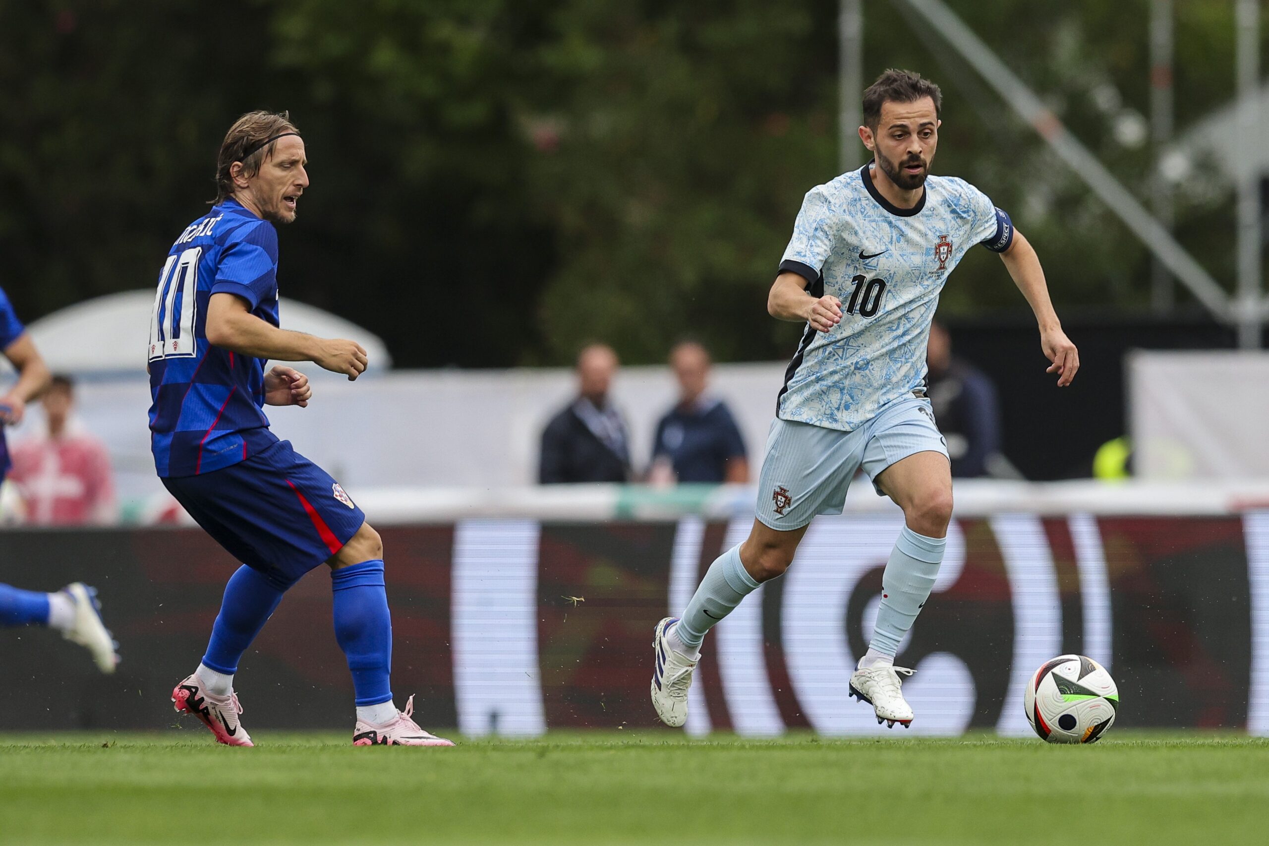 Bernardo Silva revela idolatria por Modric: “Uma das camisas mais especiais que tenho em casa”
