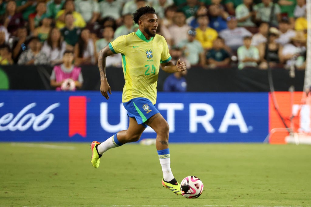 Por que Ancelotti não convocou outro lateral? Entenda como Éderson venceu a concorrência