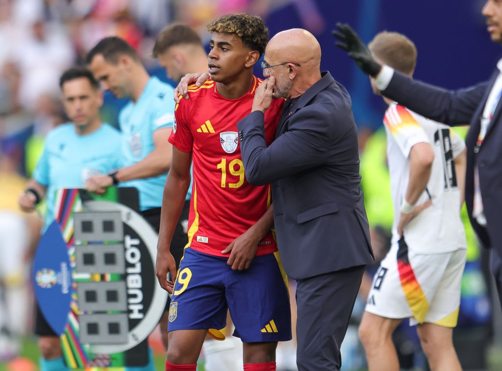Técnico da Espanha diz que Lamine Yamal foi tocado por Deus, assim como Messi