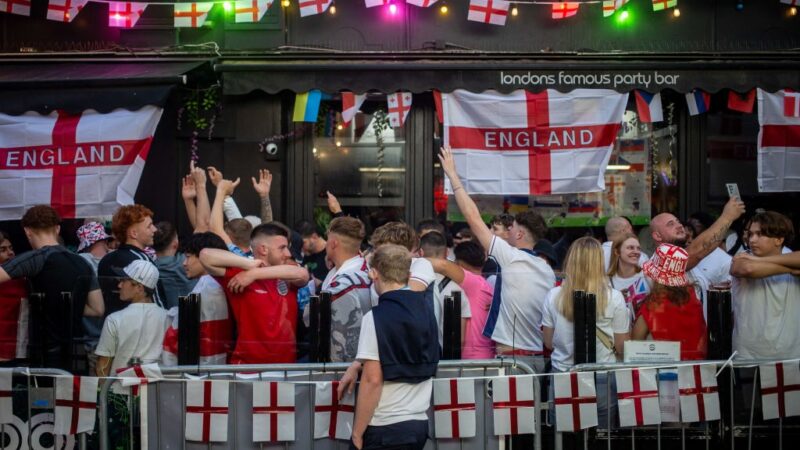 Lei pode afetar transmissões da Copa em milhares de pubs na Inglaterra; entenda