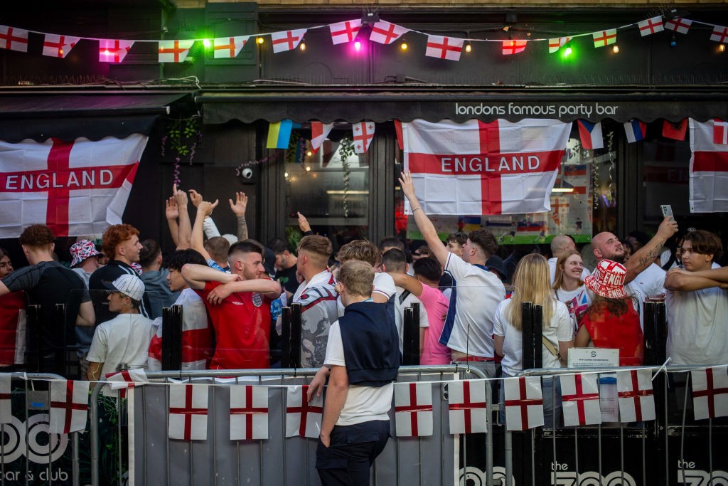 Lei pode afetar transmissões da Copa em milhares de pubs na Inglaterra; entenda