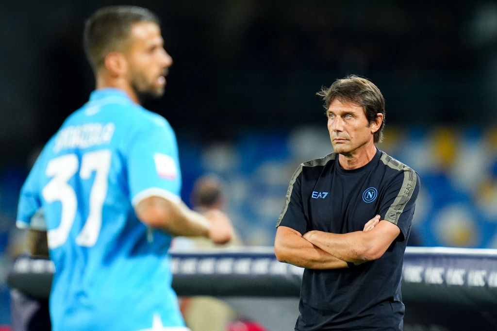 Napoli anuncia saída do técnico Antonio Conte