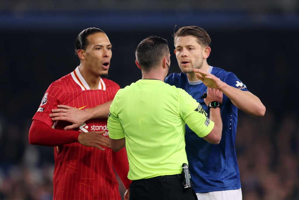 Árbitro de Holanda x Suécia tem histórico de problemas com zagueiro Van Dijk