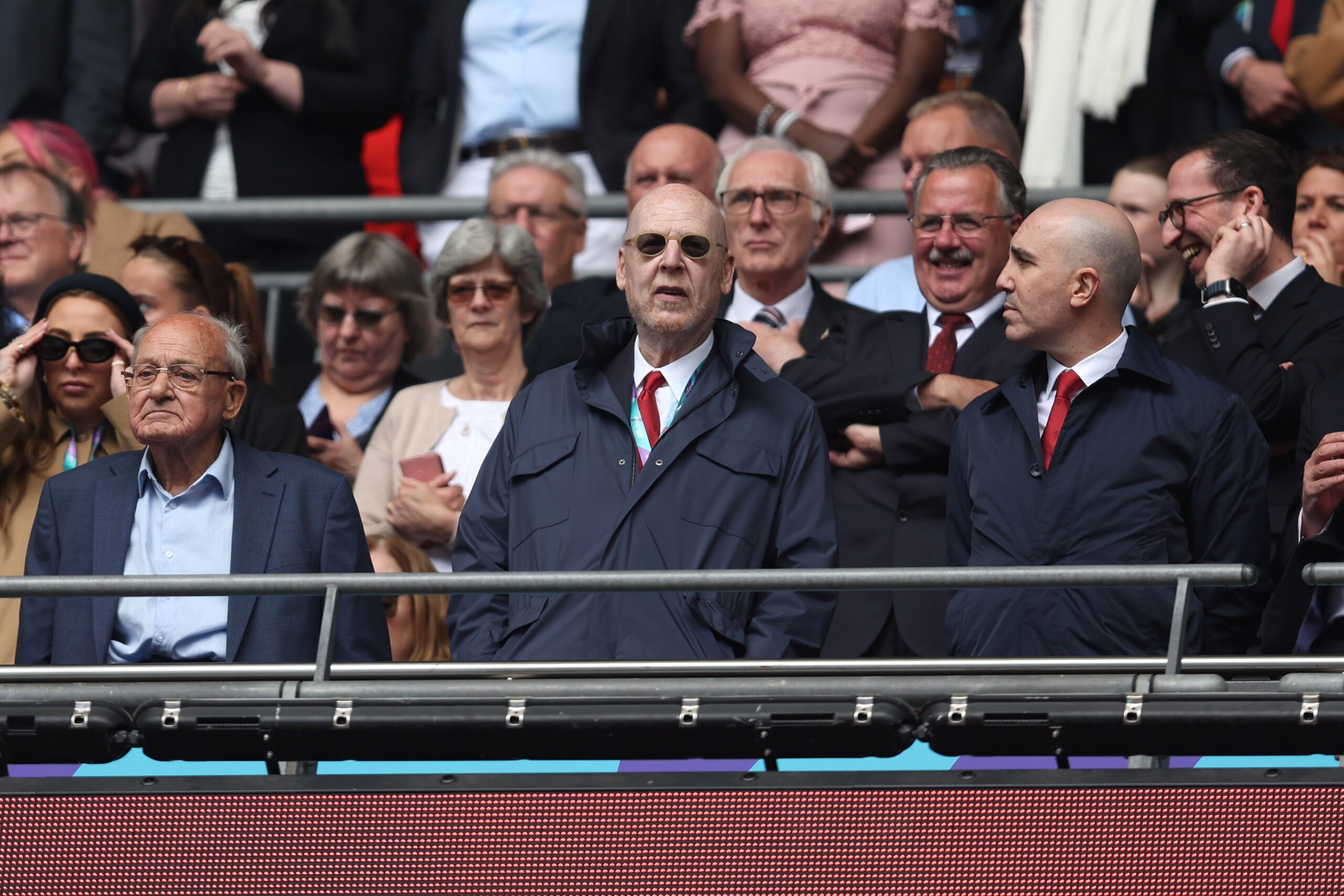 Família Glazer avalia vender o Manchester United por mais de R$ 36 bilhões