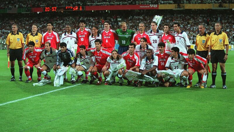Teve até flores: Irã e Estados Unidos já protagonizaram “jogo da paz” na Copa do Mundo de 1998